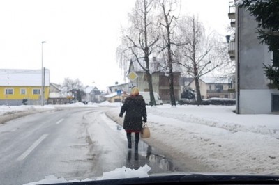 V Ljutomeru se je starejša gospa sprehajala kar po cesti