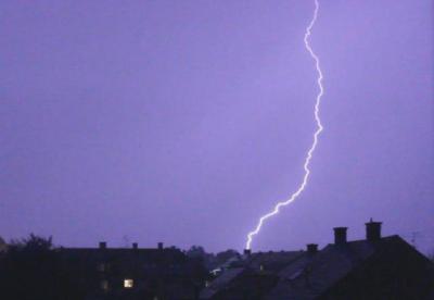 Strela je udarila v stanovanjsko hišo na Grlavi