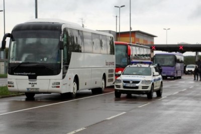 Prebežnike z avtobusi vozijo v nastanitvene centre