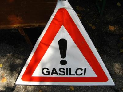 Na prizorišču so gasilci v zaščitnih oblekah
