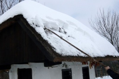 Ogrebanje strehe na Stari Gori