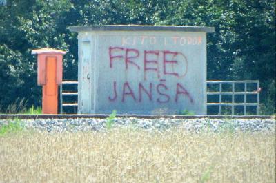 Napis Free Janša