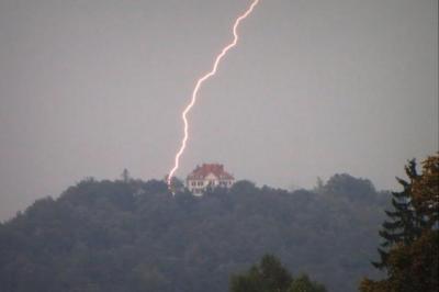 Zajelo nas je močno deževje ter neurje, kjer so švigale strele