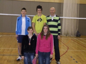 Ekipa OŠ Veržej ki je osvojila zlato in bronasto medaljo na državnem finalu v badmintonu