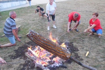 Pečenja koruze, klobas in kruha