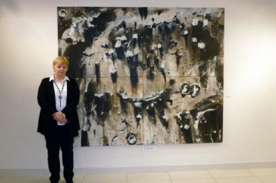 Danila Krpič pred sliko »Četrta dimenzija«
