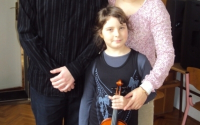 Violinista Petra Kaučič, mentorica Andreja Klinc in korepetitor David Tetičkovič, bakk. art.