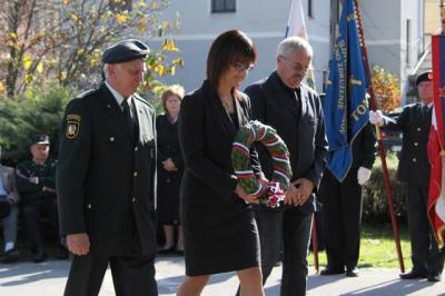 Venec k spomeniku so položili Anton Kosi, Olga Karba in Franc Slokan