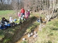 Otroci spustili ladjice v potok