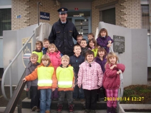 Otroci s policistom pred policijsko postajo Ljutomer