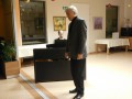 Pianist za klavirjem, poje Juan Vasle