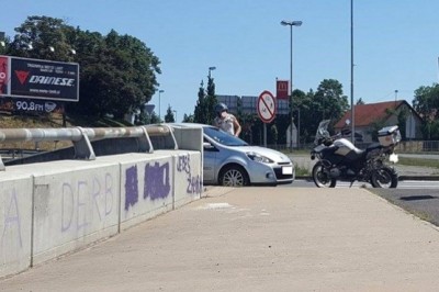 Moškega je ustavil motorist, sicer policist