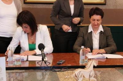 Pogodbo sta podpisali Olga Karba in Pavla Majcen