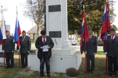 Slovesnost pri spomeniku Rdečearmejcem