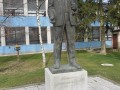 Pred šolo spomenik narodnemu heroju Štefanu Kovaču Marku