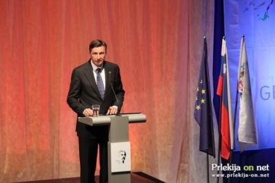 Borut Pahor je v nedeljo podpisal odlok o razpustitvi DZ-ja
