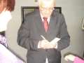 predsednik dr.Pavle Gantar daje Sari svoj podpis