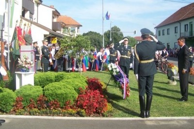 Položitev venca pred spomenik Jožefa Klekla