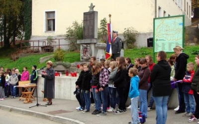 Na spominski slovesnosti je spregovorila Nada Tomanič