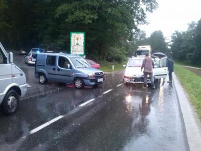 Nastala je le materialna škoda na osebnih vozilih