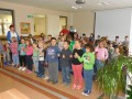 Prvošolke in prvošolci nastopajo