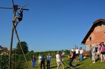 Postavljanje klopotca na obrobju Cerkvenjaka