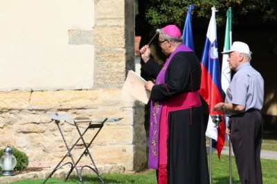 Slovesnost ob prenosu zemlje z groba Rudolfa Redka