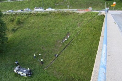 Policijsko vozilo zdrselo po strmem pobočju, foto: Policija