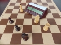 Šahovska plošča s figurami in uro