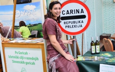 Slovenska vinska kraljica Neža Pavlič na »carini«, foto: Marjan Dovečar