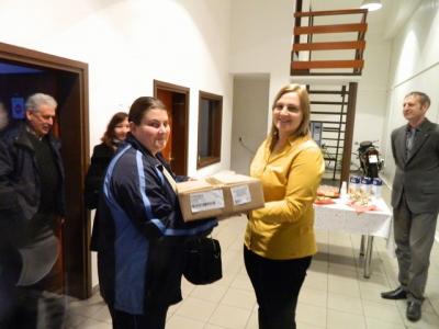 Prehrambene pakete so razdelili sedemnajstim socialno šibkim družinam iz območja Pomurja
