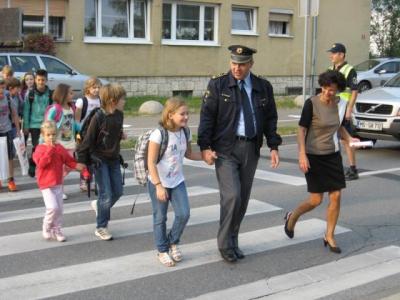 Otroke sta v šolo pospremila Drago Ribaš in Tanja Cestnik