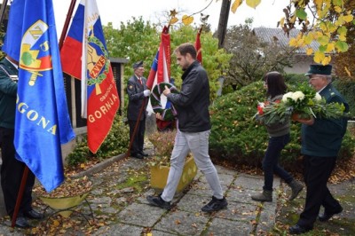 Polaganje vencev in cvetja