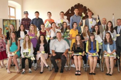 Župan in ravnatelji z vsemi nagrajenimi učenkami in učenci osnovnih in glasbenih šol iz Občine Gornja Radgona