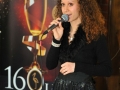 Mlada pevka Ingrid Müller je zbranim zapela Zdravljico