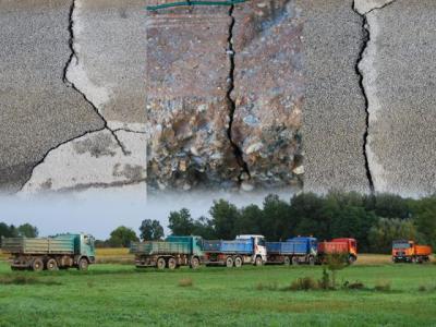 Razpoke naj bi nastale ob vožnji težkega prometa po vaški cesti