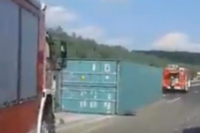 Prevrnjeno tovorno vozilo na avtocesti