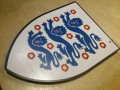 Angleška nogometna reprezentanca uporablja tri leve, srednjeveški kraljevi simbol, kot svoj grb; tudi druga angleška lokalna moštva in klubi uporabljajo simbol leva za svoj znak oz. logotip 