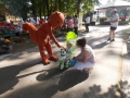 Tradicionalna veverička Muki med obiskovalci