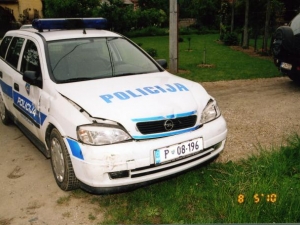 Poškodovano policijsko vozilo