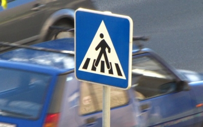 Po trčenju je voznica osebnega avtomobila odpeljala s kraja, ne da bi oškodovanki nudila svoje podatke