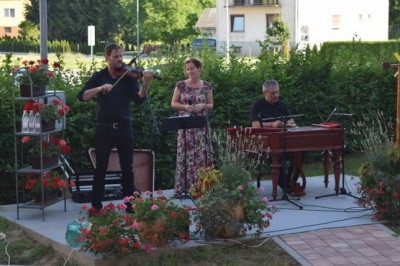 Trio (od leve): Samo (violina), Dorina (vokal) in Andi (cimbale)