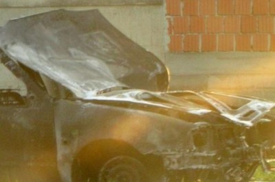 Pogorel avtomobil (fotografija je simbolična)