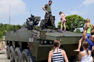 Veliko zanimanja je pritegnil vojaški osemkolesnik Patrija