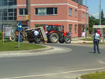 V krožišču se je prevrnila prikolica