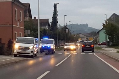 V Ljutomeru je kolesarka padla na vozišče v trenutku, ko je mimo pripeljalo osebno vozilo
