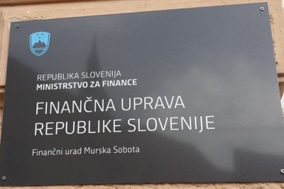 Davčna pisarna deluje v upravni zgradbi na Vrazovi ulici 1