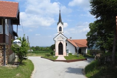 Nameščen bo neposredno ob kapelici