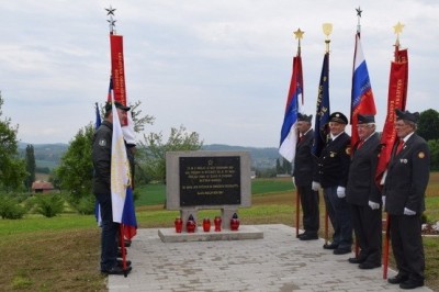 Praporščaki ob spominskem obeležju