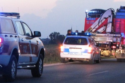 Zaradi nesreče je cesta zaprta, urejeni pa so obvozi po bližnjih cestah (fotografija je simbolična)